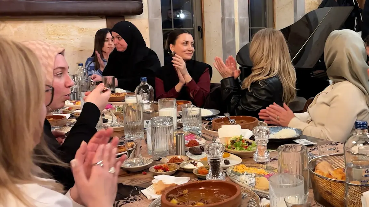 Düzce Belediyesi nden anlamlı 12 Mart İstiklal Marşı nın Kabulü deneyi! Minik piyanist büyük takdir topladı 13