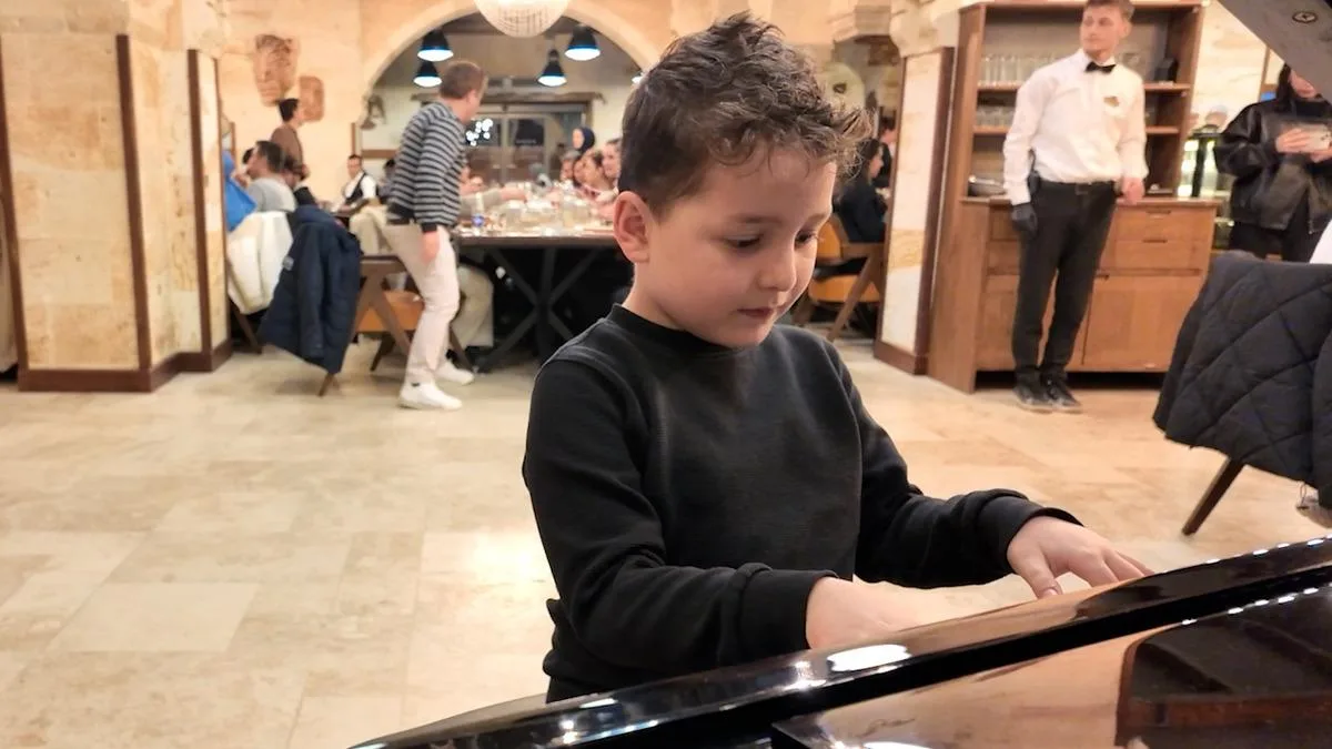 Minik Piyanist İstiklal Marşı ile Büyüledi!