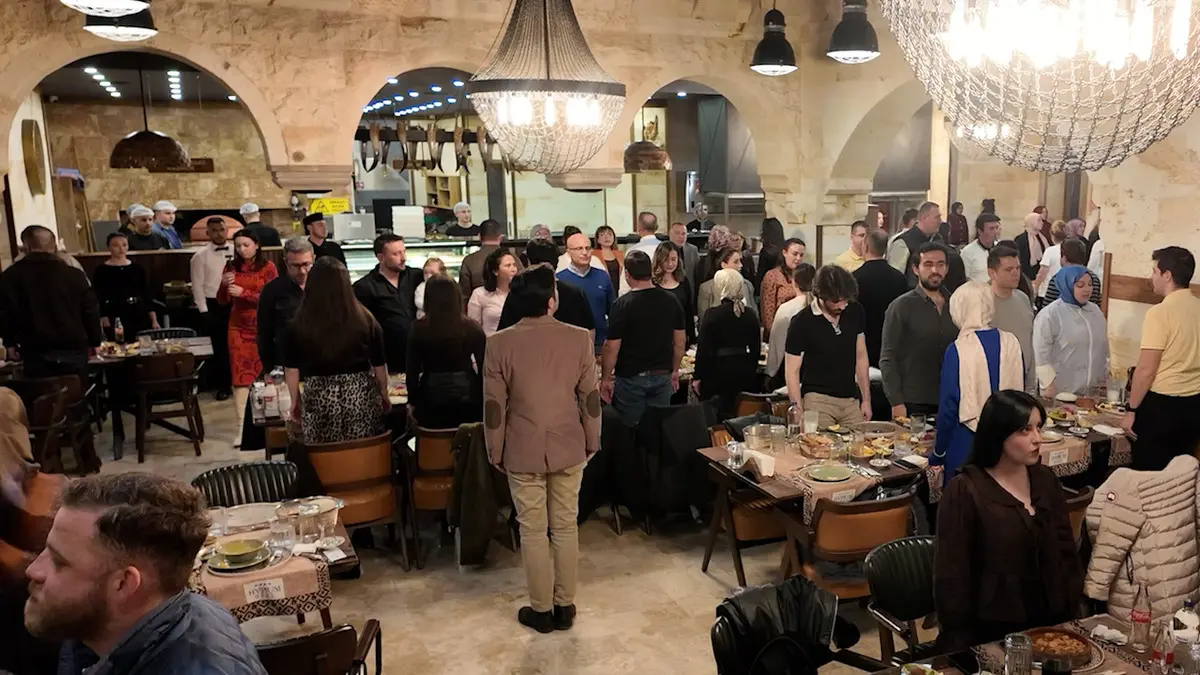 Düzce Belediyesi nden anlamlı 12 Mart İstiklal Marşı nın Kabulü deneyi! Minik piyanist büyük takdir topladı 12