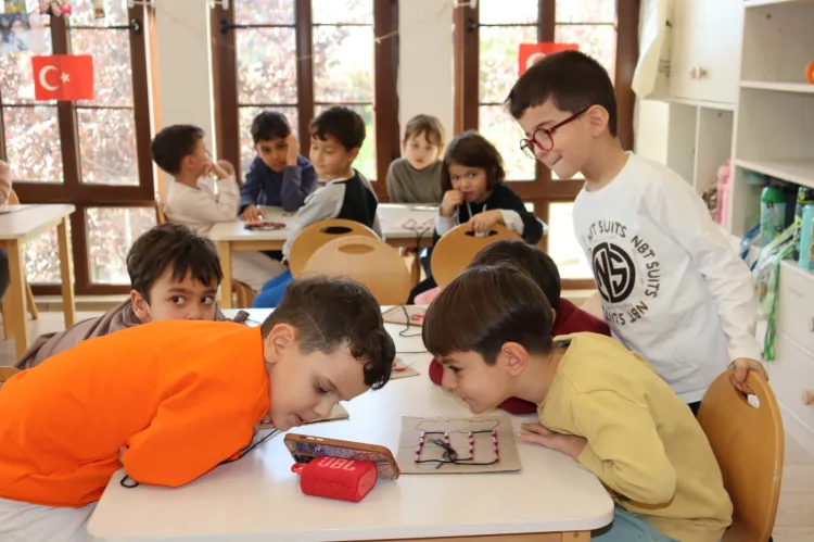 Minik Sanatçılar, Resimleriyle Belediyeyi Süslediler!