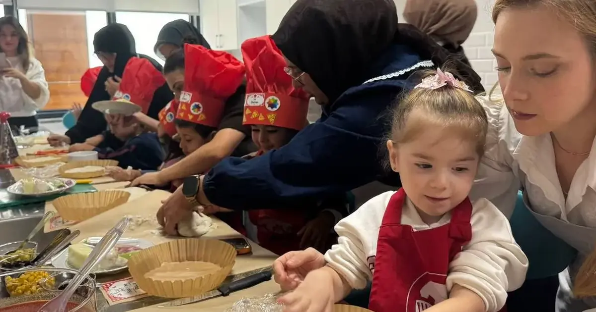 Minik Şefler Anneleriyle Pizza Yapıyor!