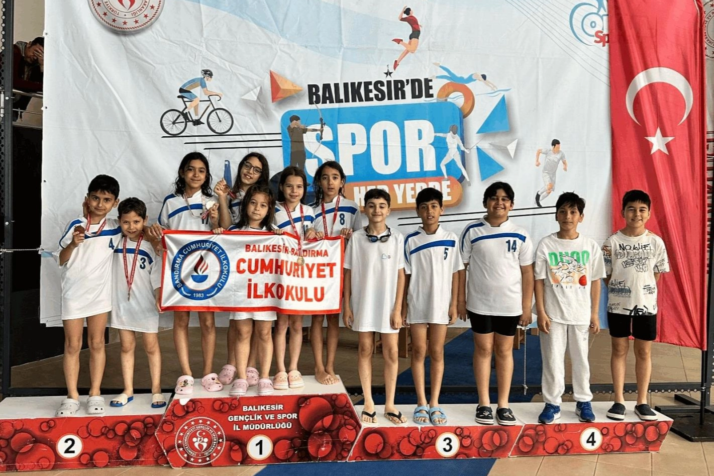 Minik Sporcular Yüzme Turnuvasında 25 Madalya Kazandı!