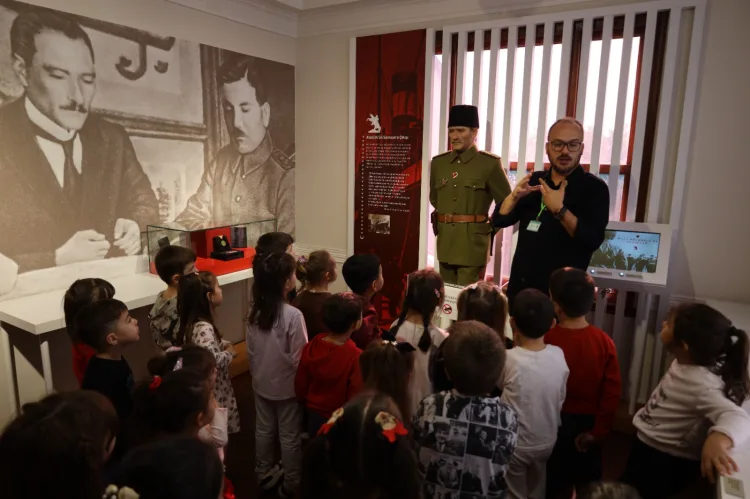 Minik Yüreklerden Ata’ya Sevgi Dolu Anma