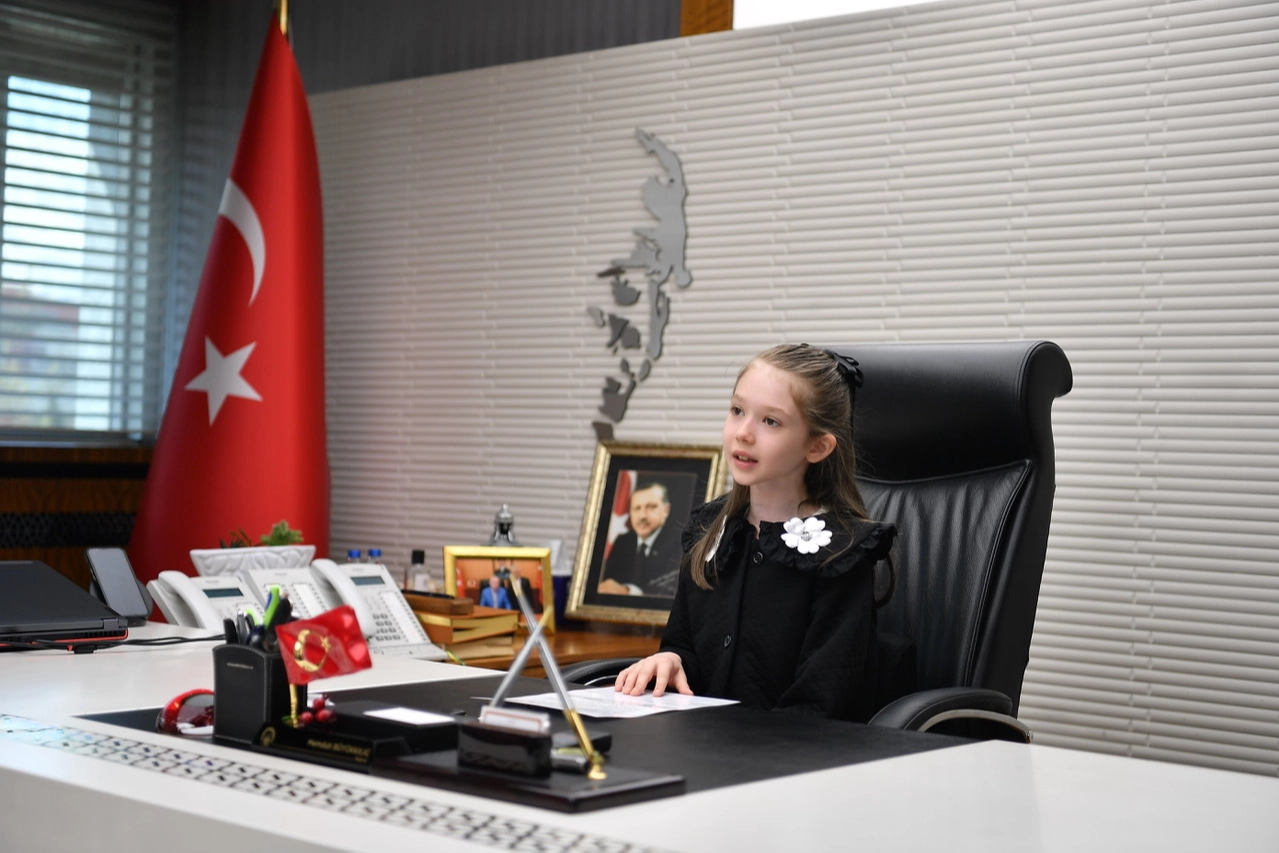 Minik Zeynep, Başkanlık Koltuğuna Oturdu!
