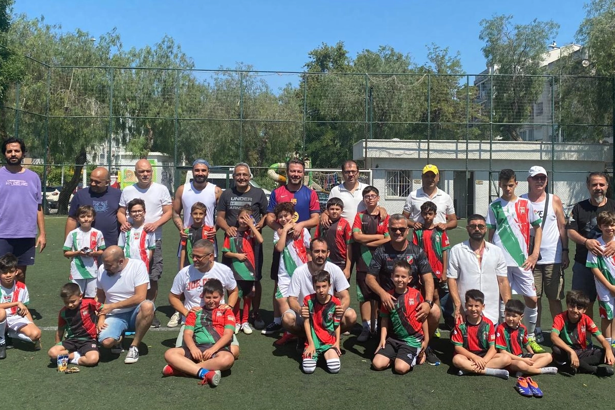 Minikler Babalarına Futbolu Elde Kaldırdı!