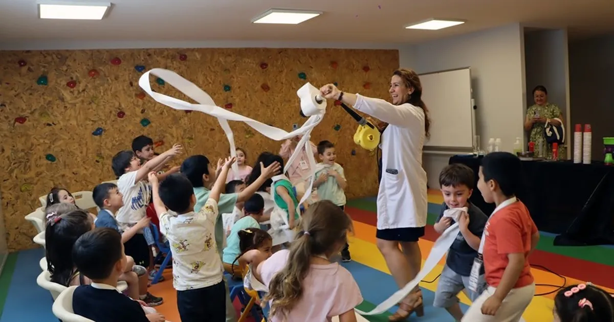 Minikler Bilimin Renkli Dünyasını Keşfediyor!