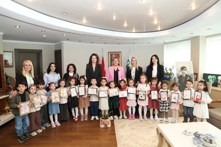 Miniklerden Başkan Hürriyet’e Bayram Sürprizi!