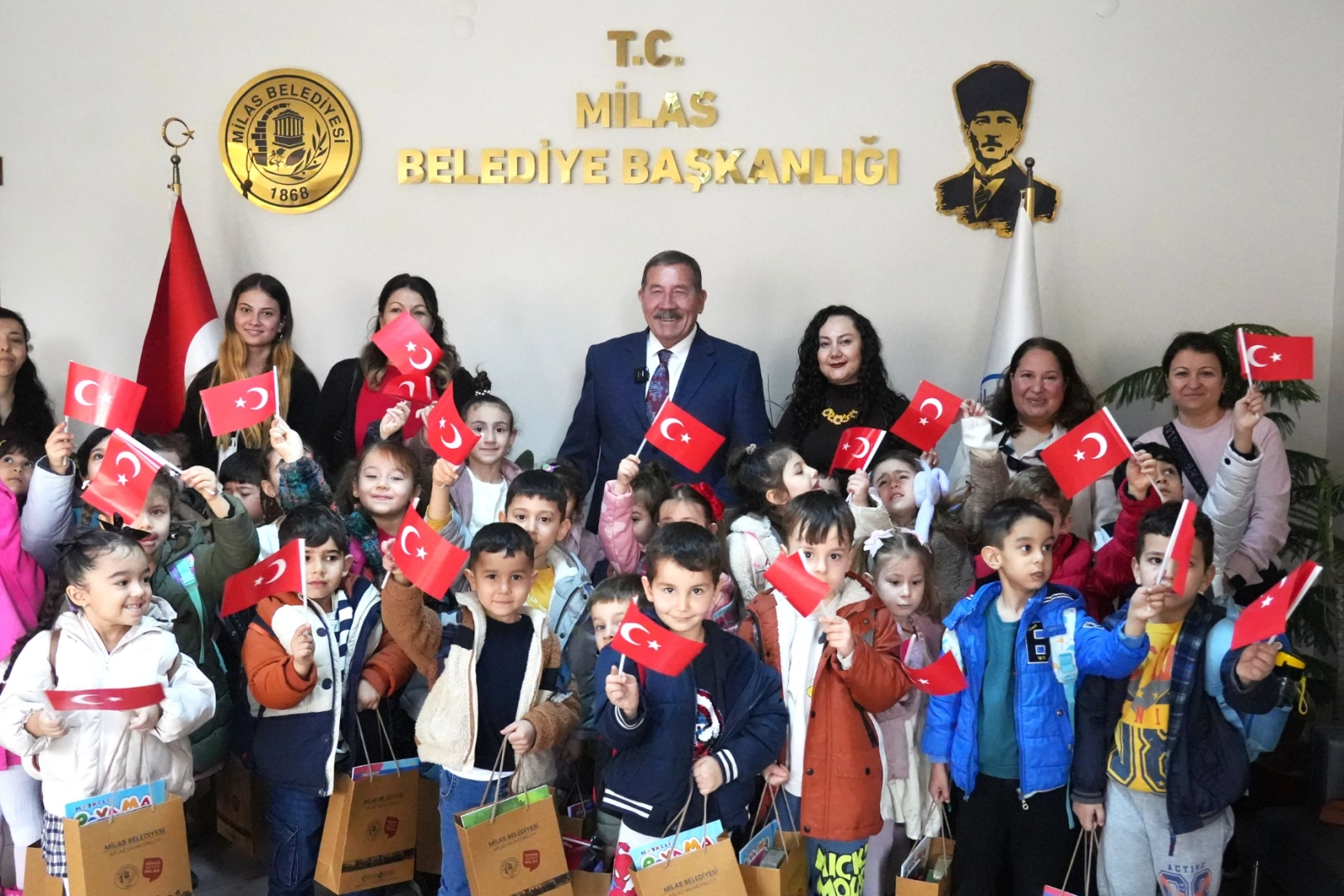 Miniklerden Başkan Topuz’a Sürpriz Ziyaret!