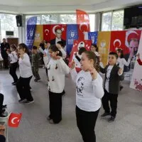 Miniklerden iç ısıtan 23 Nisan kutlaması