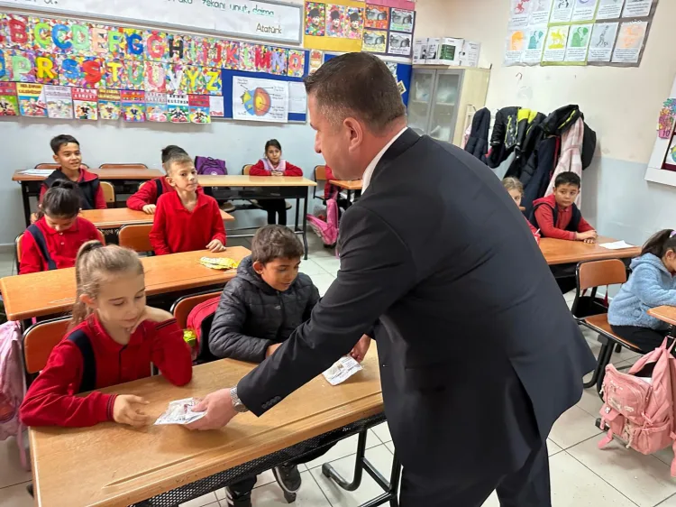 Miniklere Atatürk Sevgisi: Renkli Hediyeler!