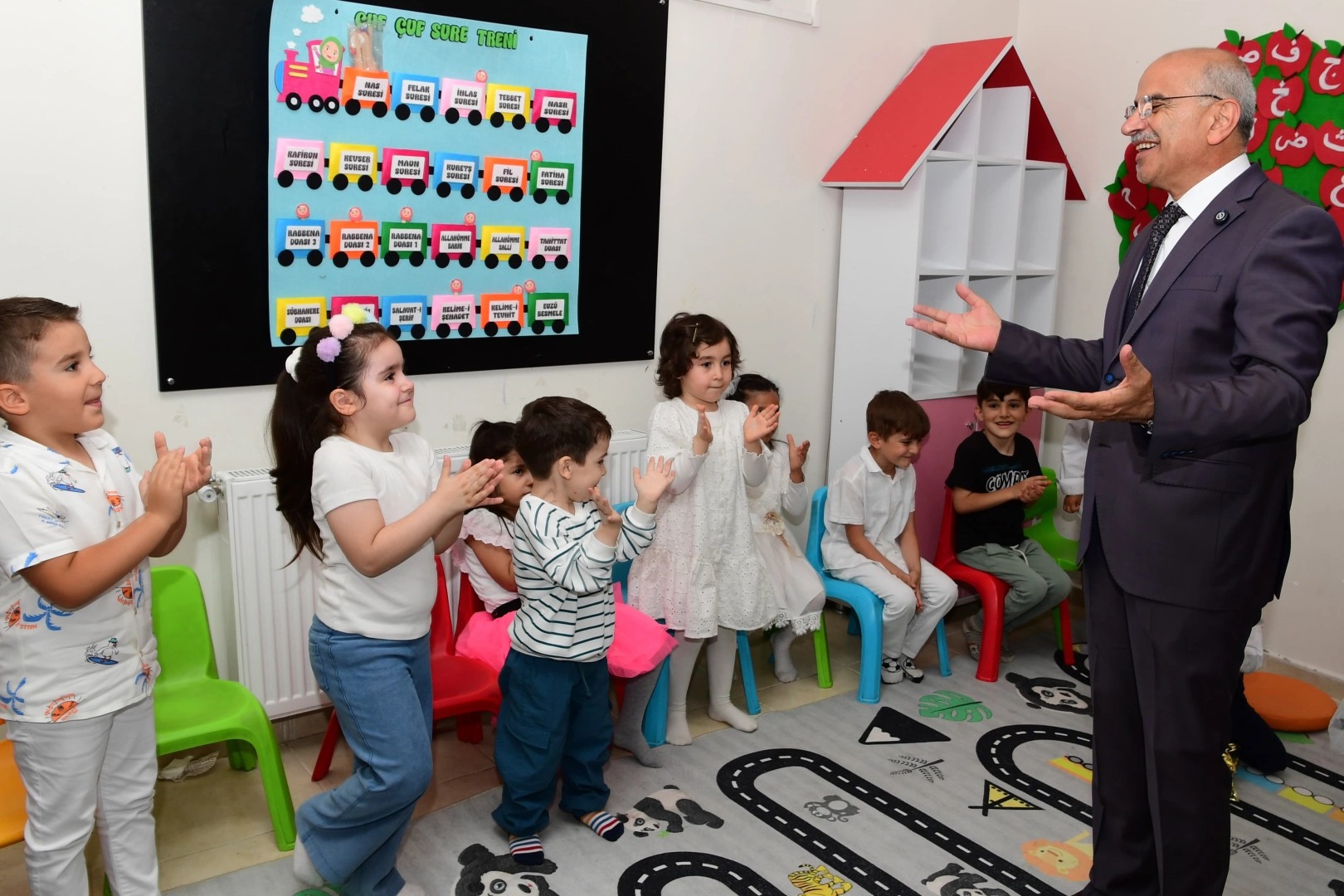 Miniklerin İlk Karnesi ve Mutlulukları