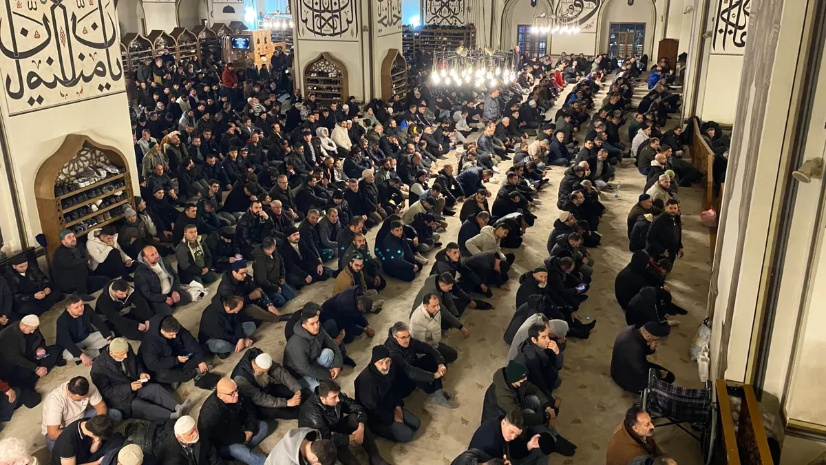 Miraç Kandili’nde Ulu Cami’de Coşkulu İbadet
