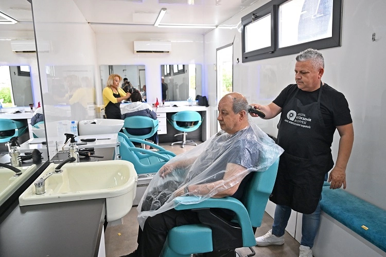 Mobil Kuaför ile Huzurevi’nde Bayram Hazırlığı