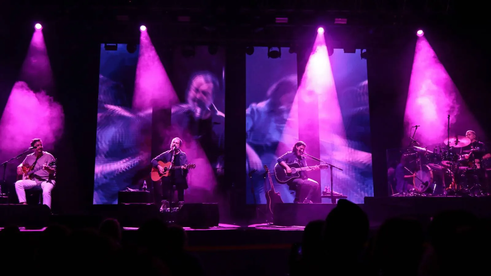 Mor ve Ötesi’nden Unutulmaz Akustik Konser!