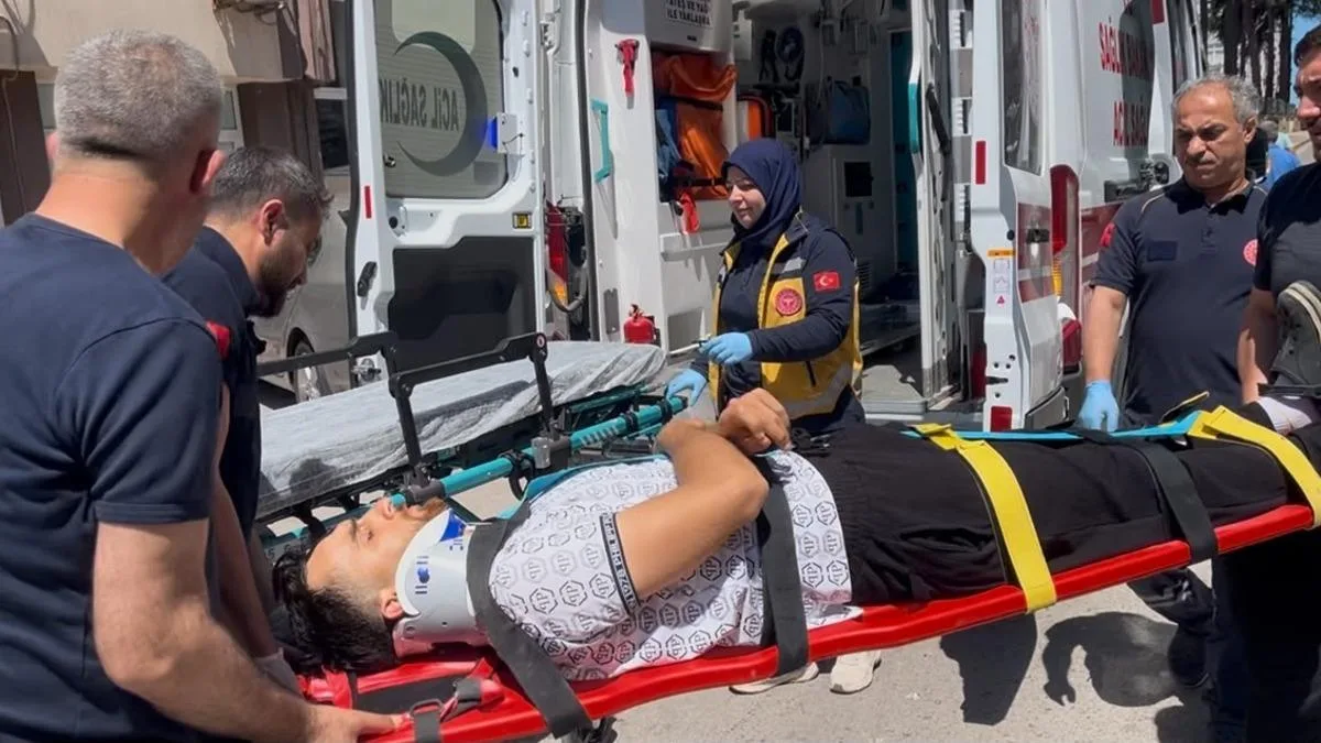 Motosiklet, Açılan Kapıya Çarptı: Yaralı Var!