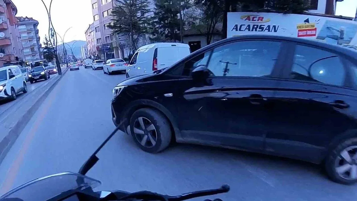 Motosiklet ile otomobil arasında kaza kaçışı!