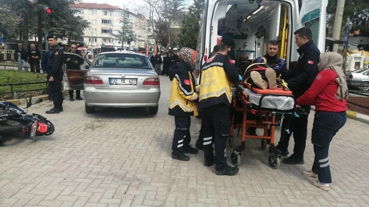 Motosiklet ile otomobil çarpıştı: 2 yaralı!