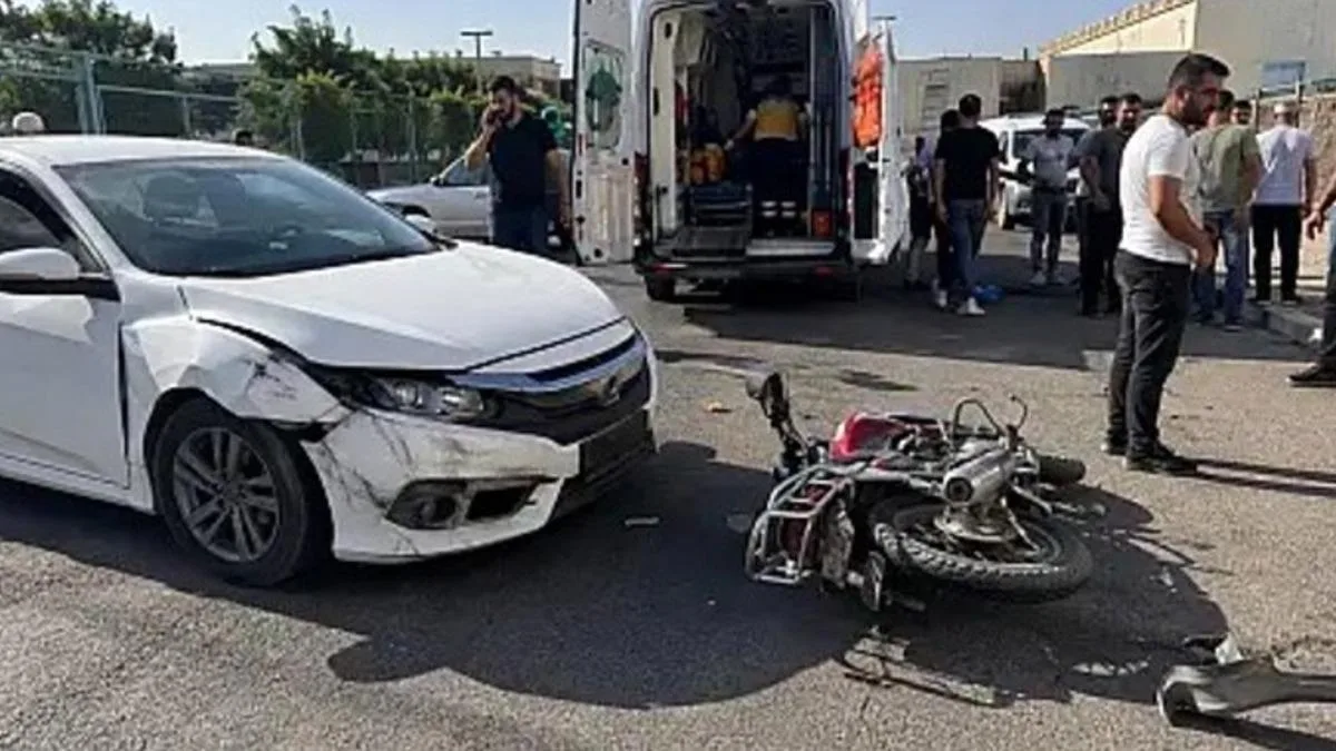Motosiklet ile otomobil çarpıştı: 2 yaralı!