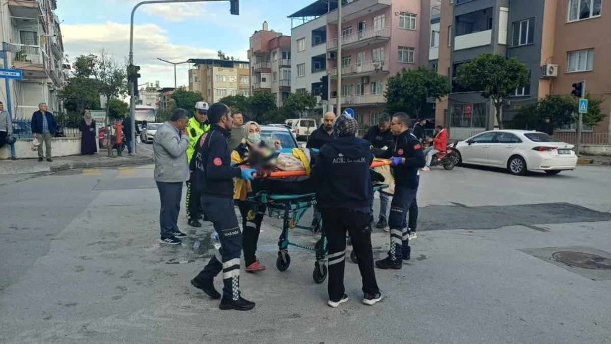 Motosiklet ve otomobil çarpıştı: 2 yaralı!