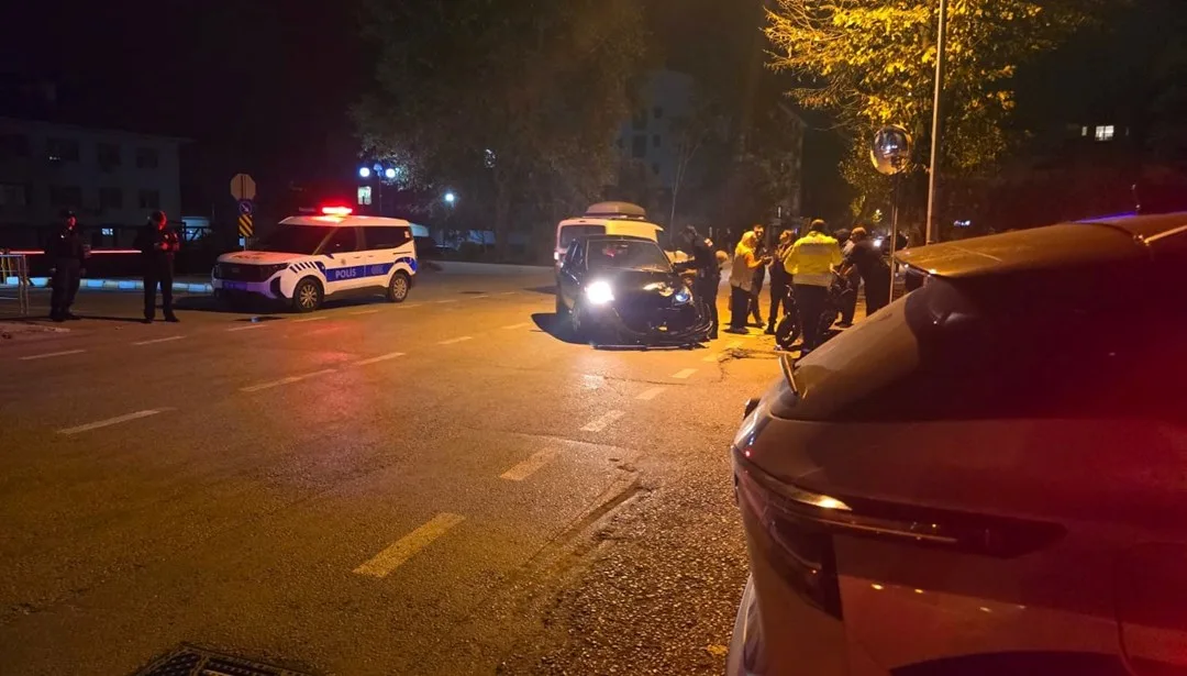 Motosiklet ve otomobil çarpıştı: İki yaralı!