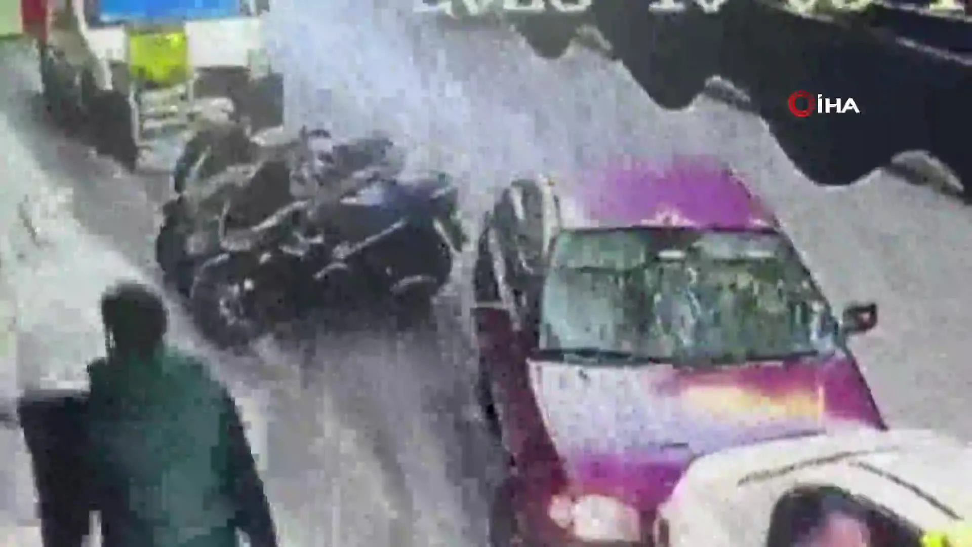 Motosikletler zincirleme şekilde devrildi