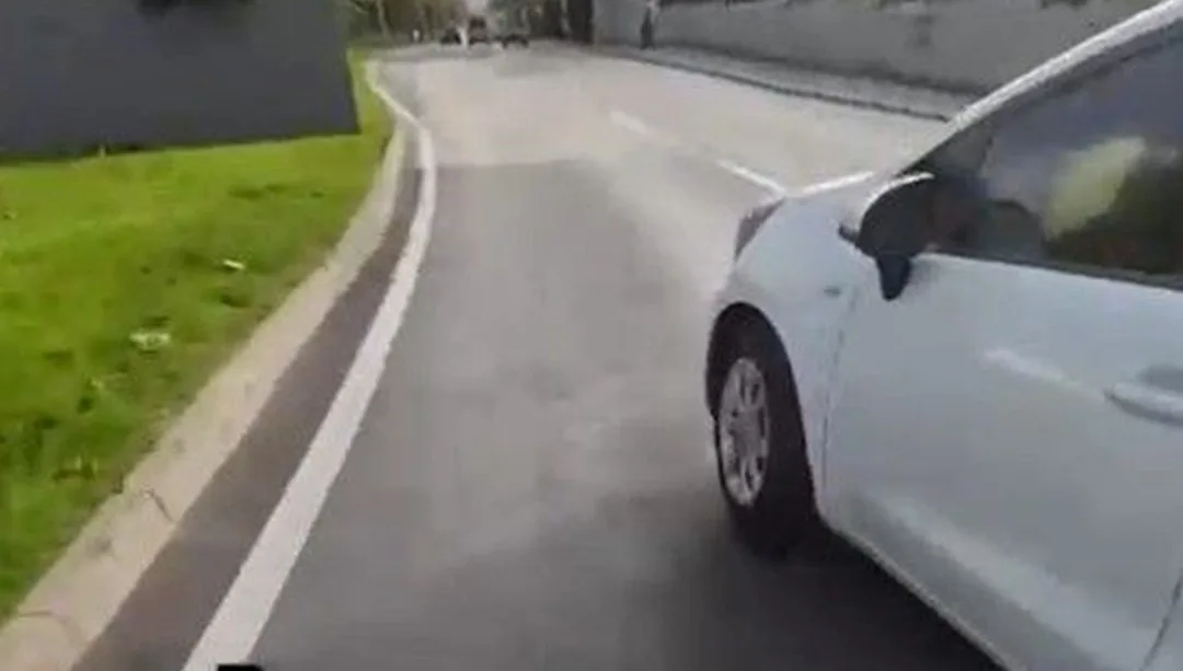 Motosikletli, Kırmızı Işıkta Ayna Kırdı!