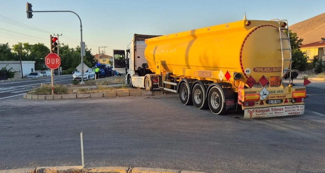 Motosikletli Yaşlı Adam Tankerle Çarpıştı, Öldü!