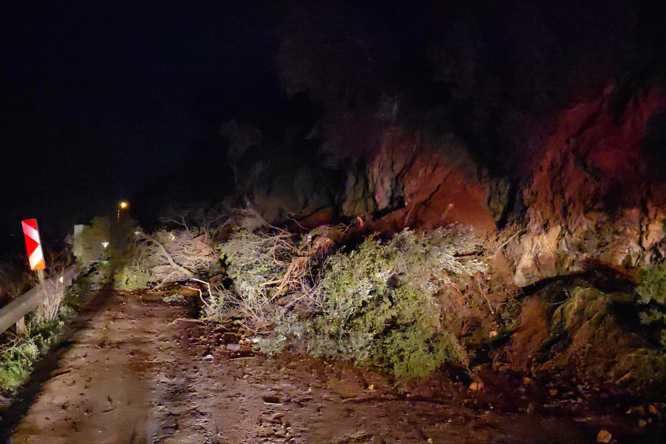 Mudanya’da Gece Heyelan! Yol Kapandı