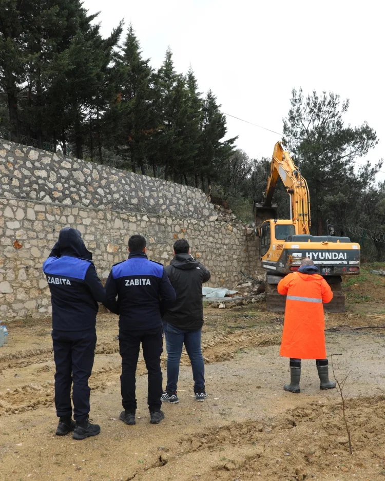 Mudanya’da Kaçak Taş Duvar Yıkıldı!