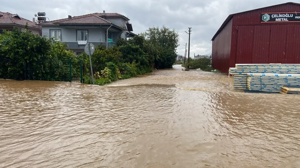Muğla da sağanak yağış hayatı felç etti! Tersakan çayı taştı 2