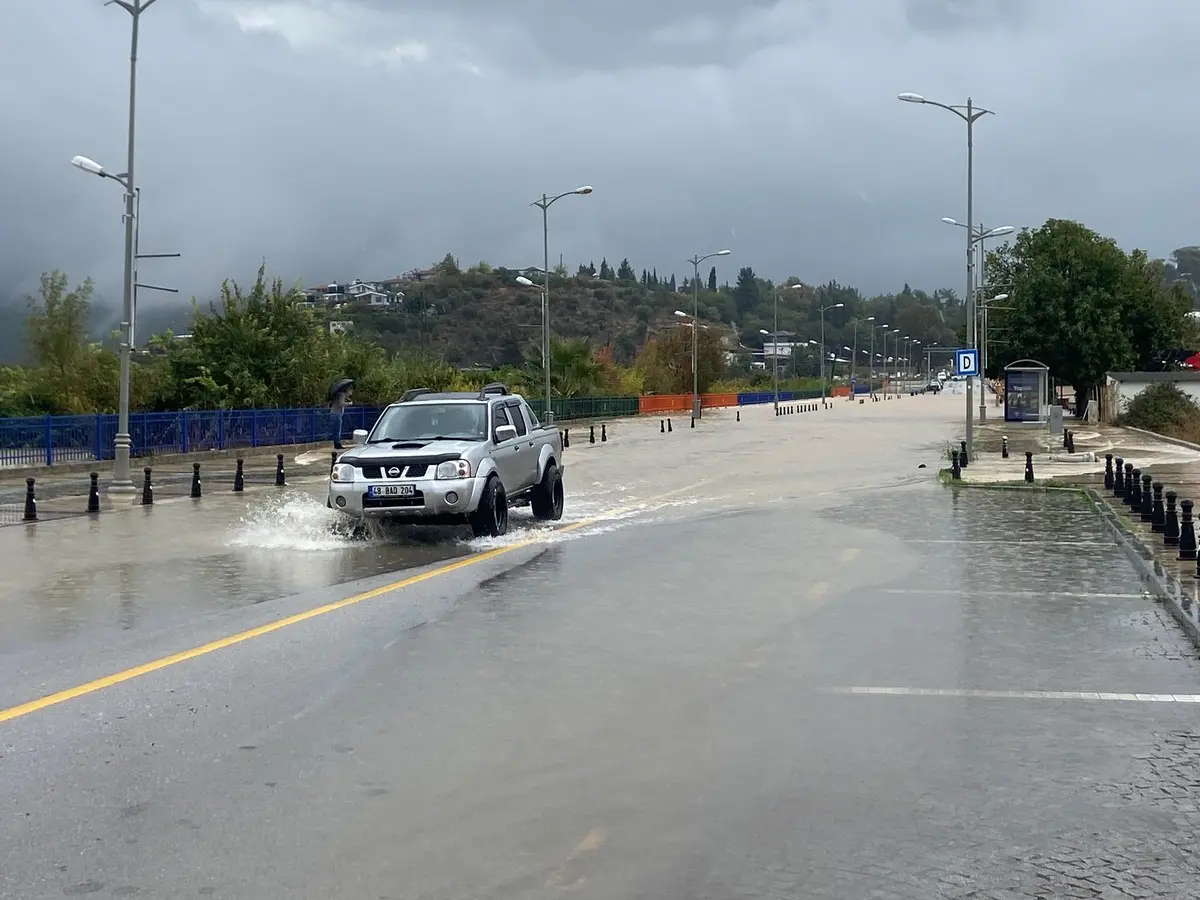 Muğla da sağanak yağış hayatı felç etti! Tersakan çayı taştı 4