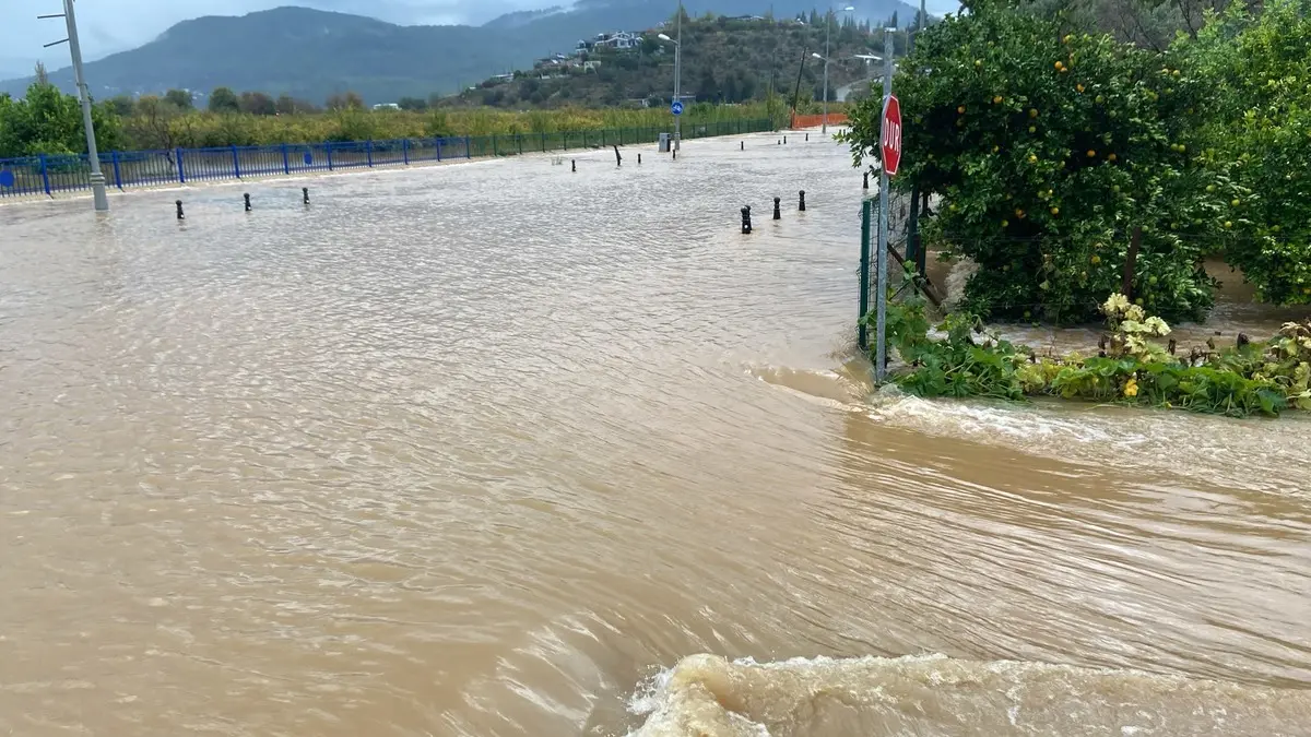 Muğla da sağanak yağış hayatı felç etti! Tersakan çayı taştı 1