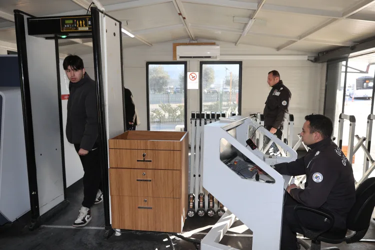 Muğla Otogarlarında 2.520 Kesici Alet Ele Geçirildi