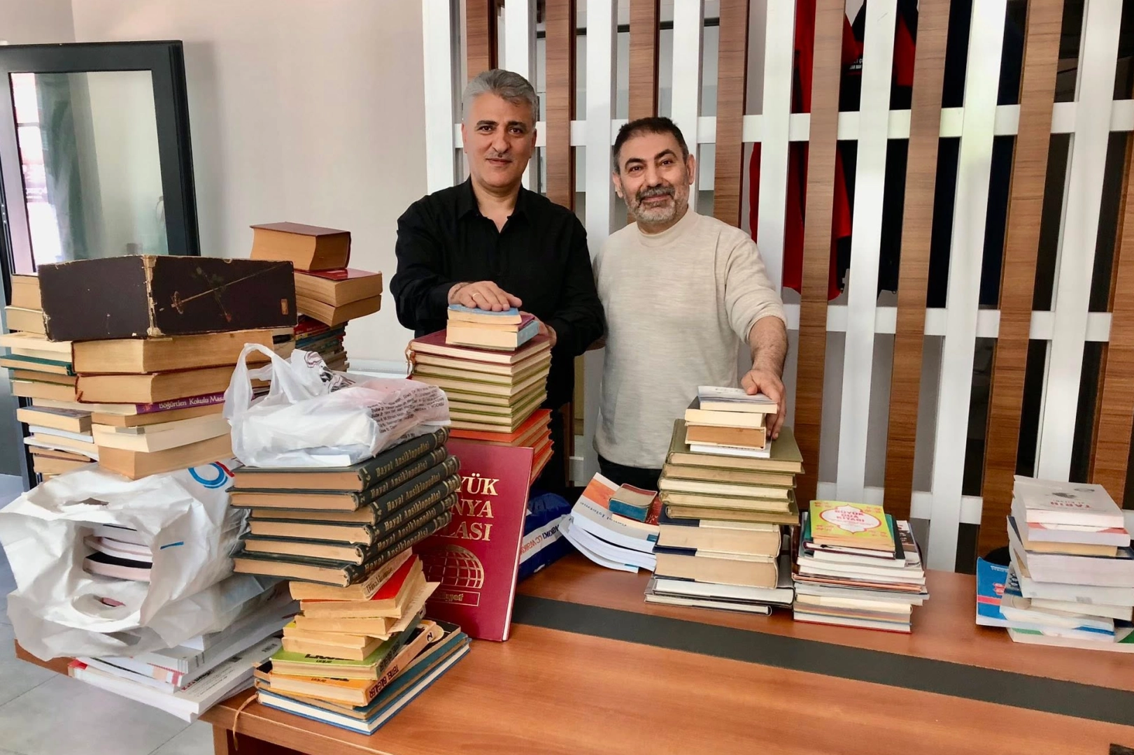 Muhtar Çöven’den Anlamlı Bağış: 1000 Kitap!