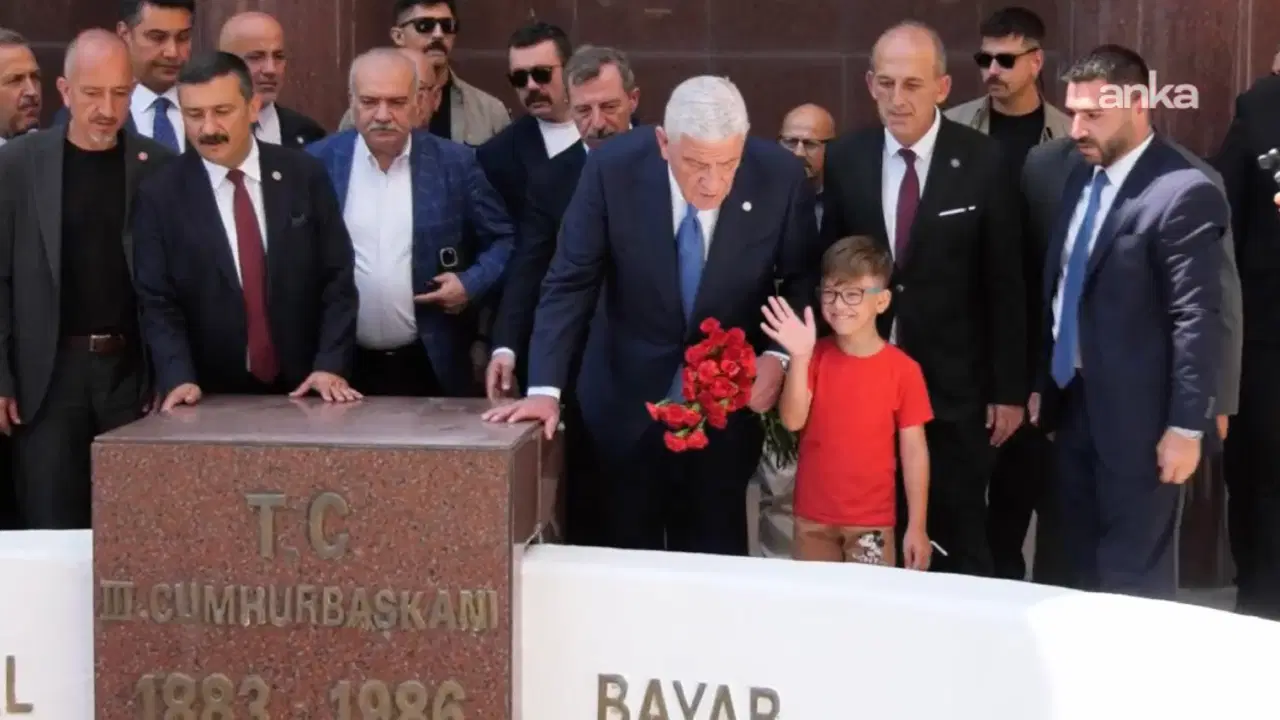 Müsavat Dervişoğlu, Bayar’ın Anıt Mezarı’nı Ziyaret Etti
