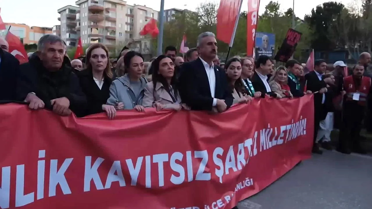 <p><strong>"Mustafa Bozbey’e Destek Yürüyüşü Bursa’da!"</strong></p>
