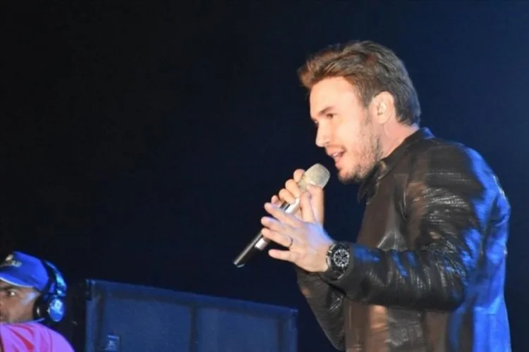 Mustafa Ceceli, Bursa’da Coşkulu Bir Konser Verdi!