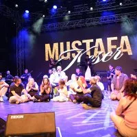 1786195226<em>636</em>Mustafa-Keserden-muzik-ve-kahkaha-dolu-gece.jpg