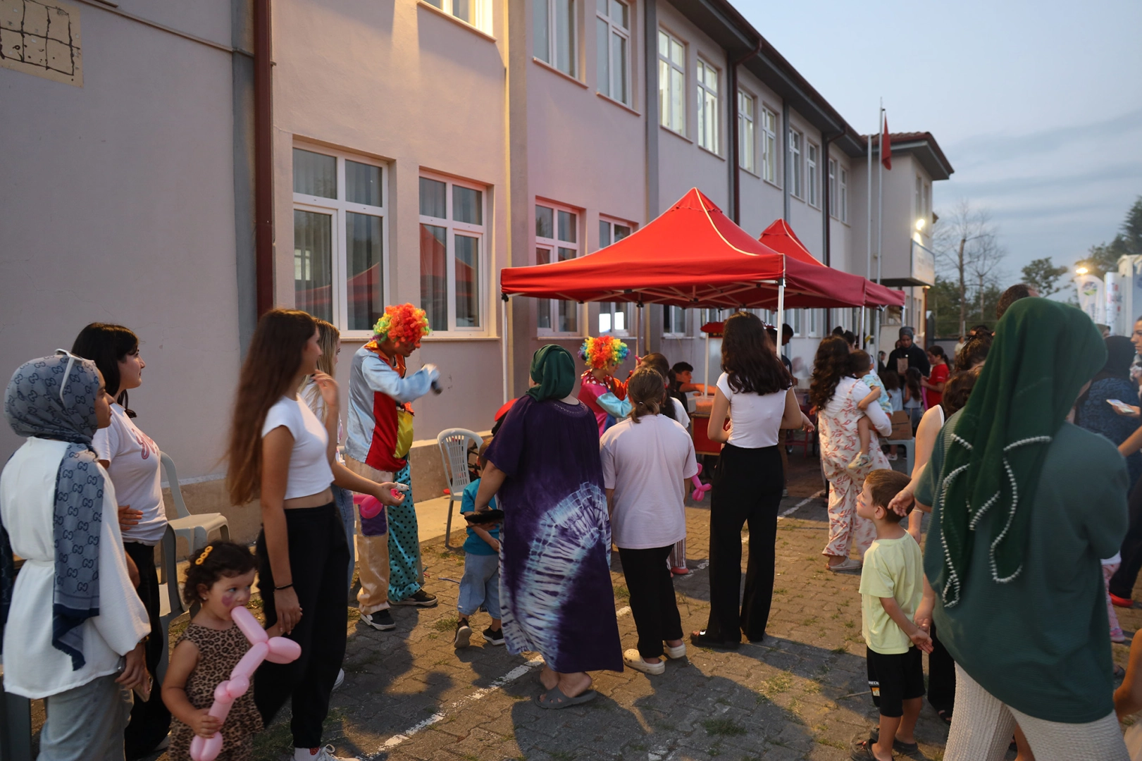 Mutluluk Tırı, Sapanca’da Çocukları Güldürdü!