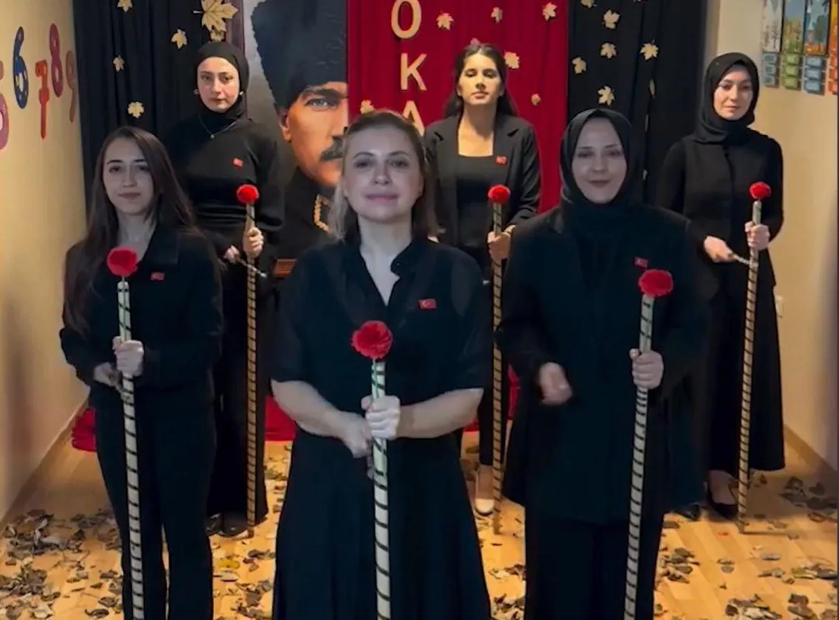 Müzik Öğretmeninin 10 Kasım Koreografisi Tartışma Yarattı