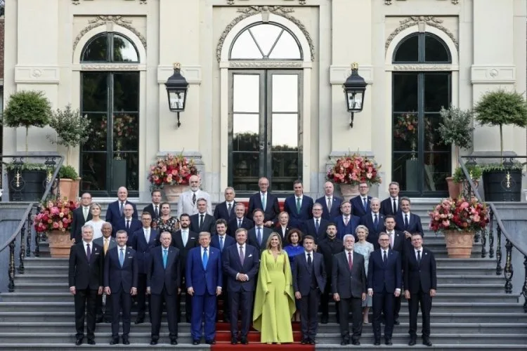 NATO Zirvesi’nde Liderlerden Samimi Anlar