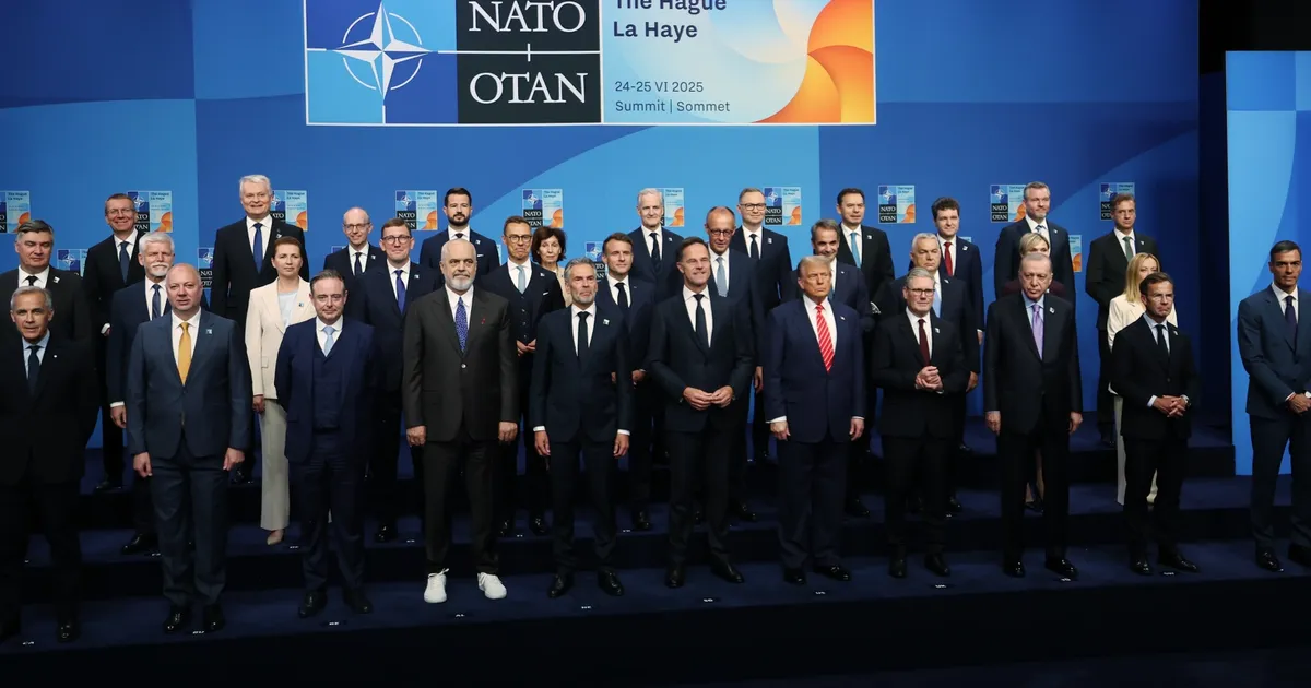 NATO Zirvesi’nde Liderlerin Aile Fotoğrafı