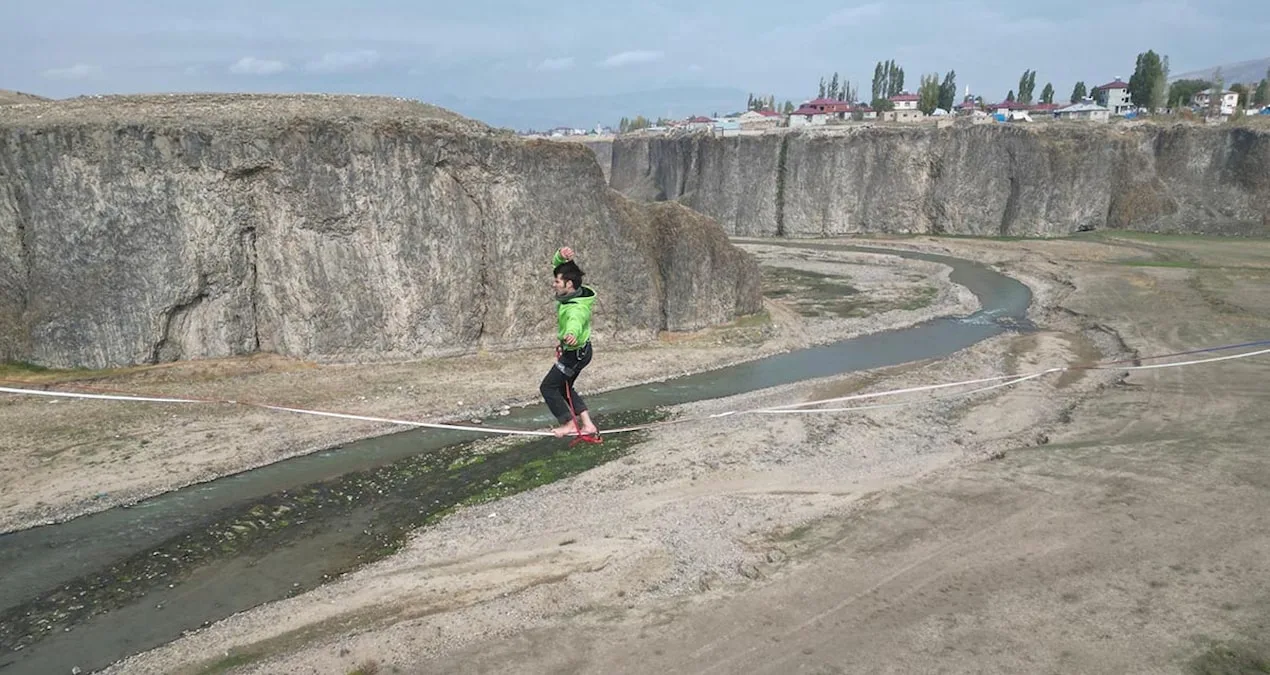 Nefes kesen gösteri: 60 metre yükseklikte halat üzerinde yürüdüler