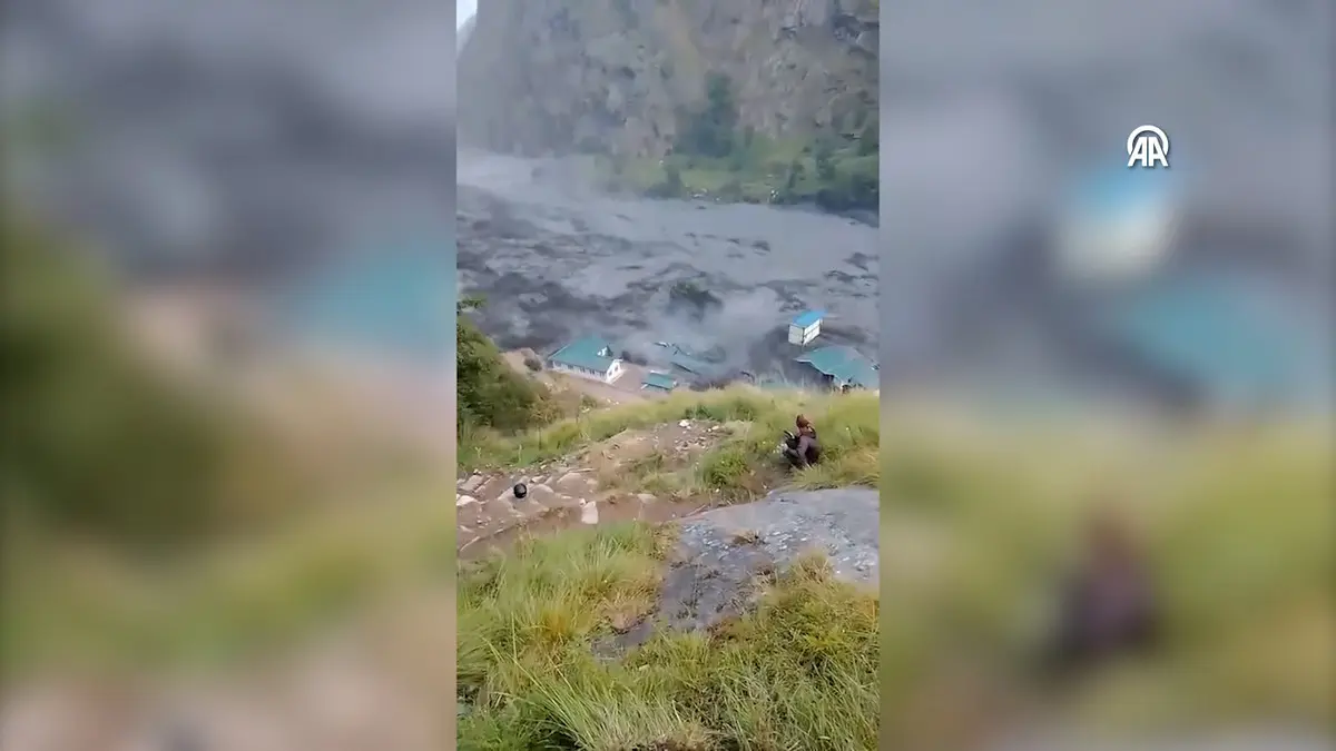 Nepal de doğanın hıncı dinmiyor! Bir sel daha... Önüne neyi kattıysa götürdü 3