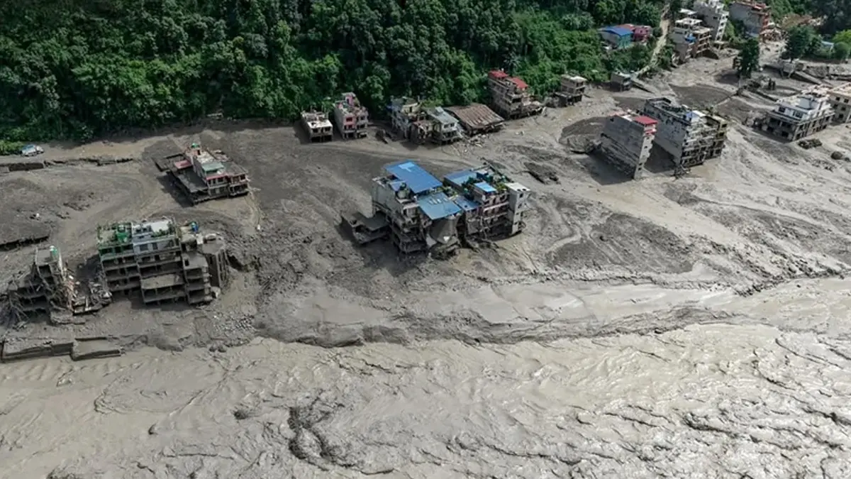 Nepal deki sel felaketinin yeni görüntüleri dehşete düşürdü! Sel suları dev kayayı böyle sürükledi 4