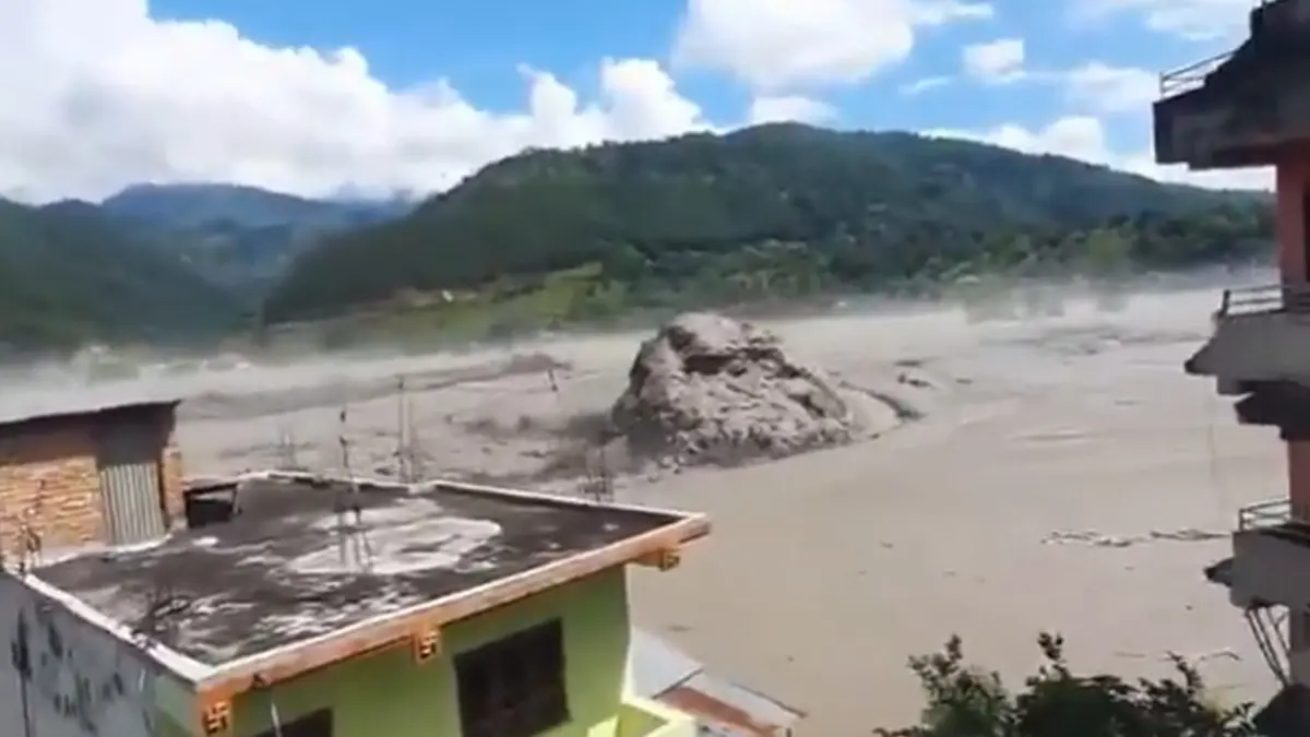 Nepal deki sel felaketinin yeni görüntüleri dehşete düşürdü! Sel suları dev kayayı böyle sürükledi 2