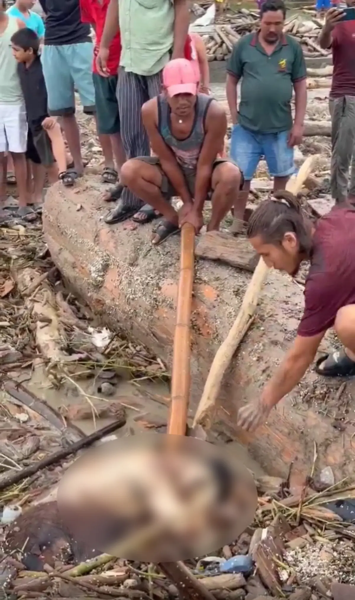 Cesetler üzerinde talan yarışı: Nepal deki sel felaketinde insanlık dışı görüntüler! 8