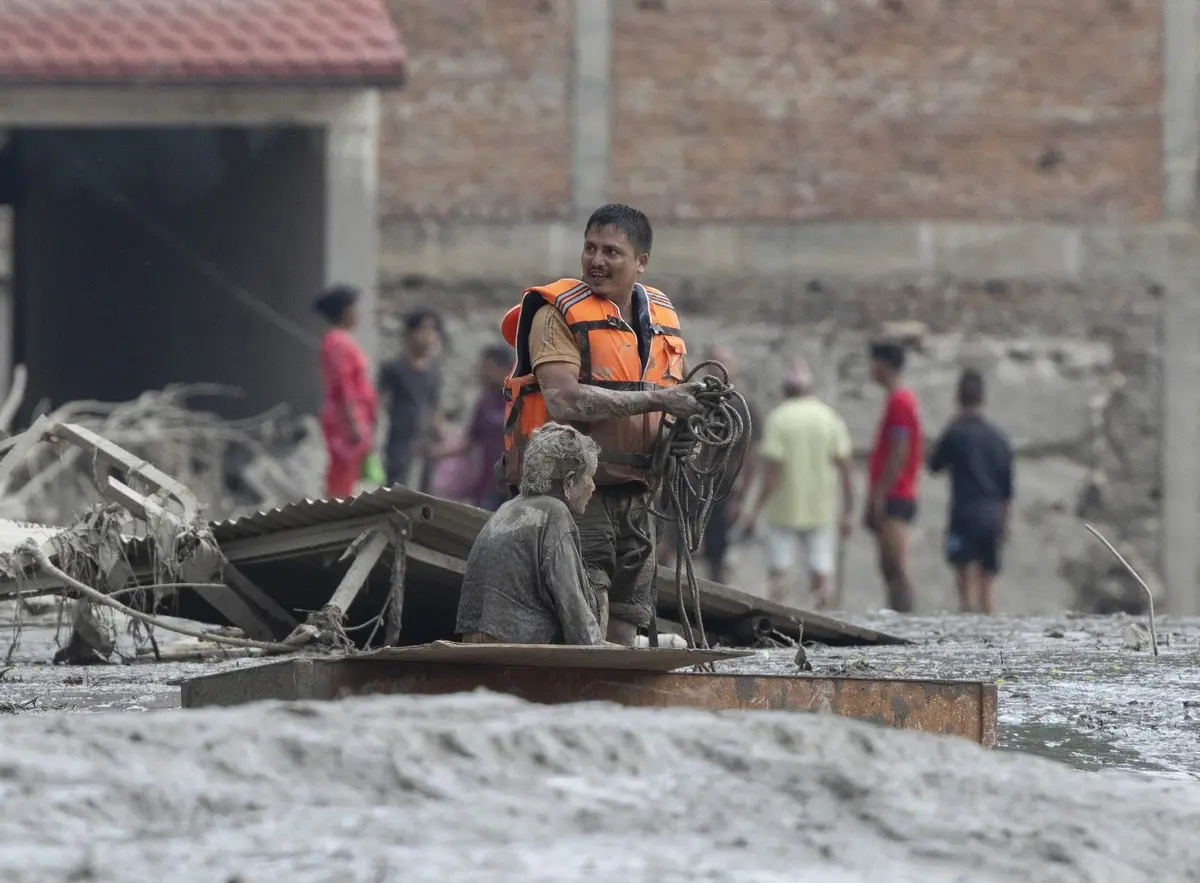 Cesetler üzerinde talan yarışı: Nepal deki sel felaketinde insanlık dışı görüntüler! 6