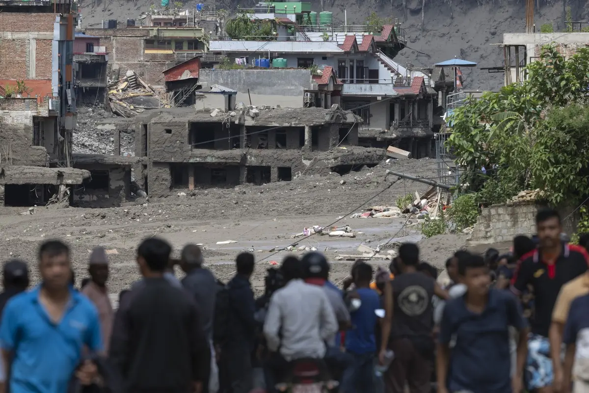 Cesetler üzerinde talan yarışı: Nepal deki sel felaketinde insanlık dışı görüntüler! 5