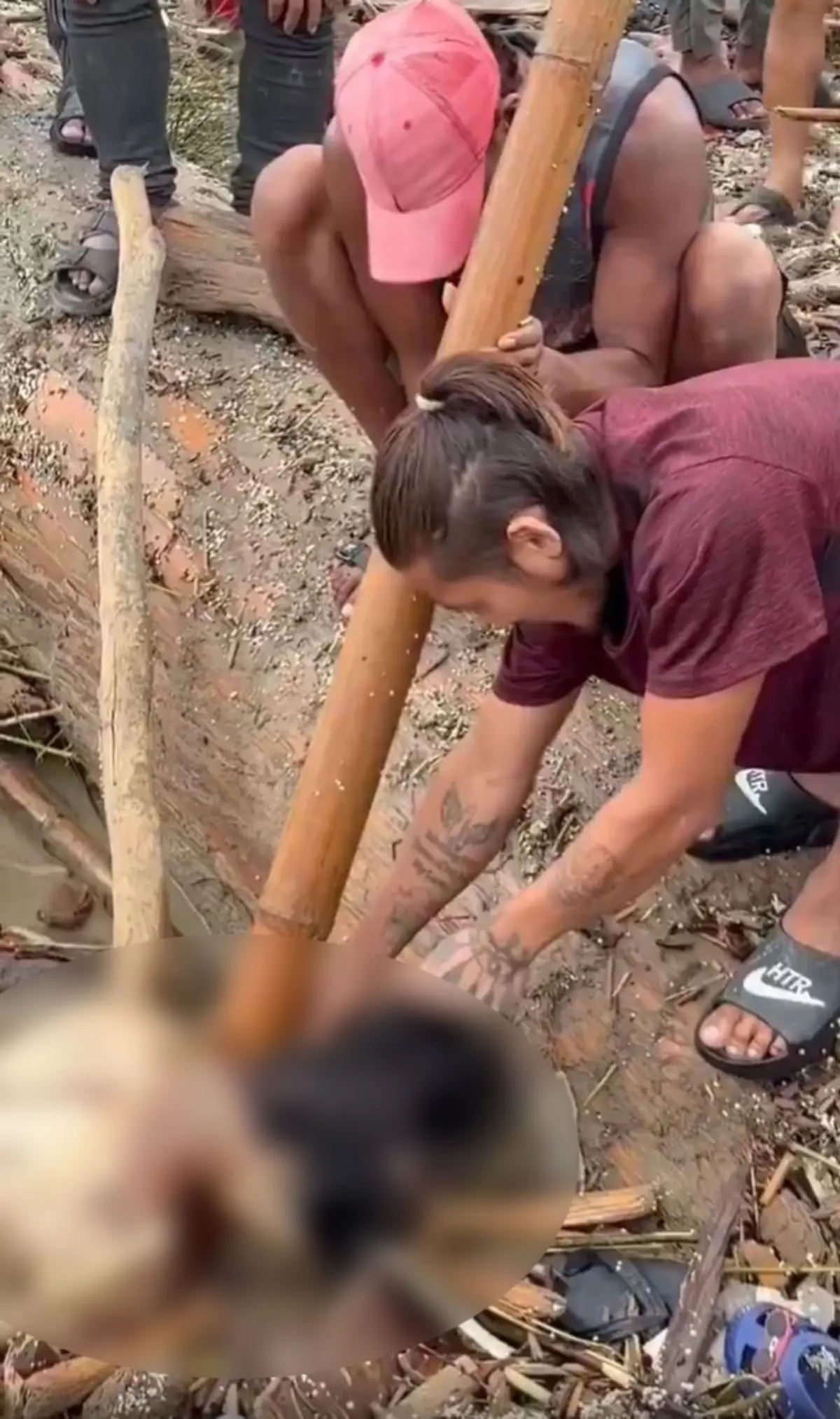 Cesetler üzerinde talan yarışı: Nepal deki sel felaketinde insanlık dışı görüntüler! 9